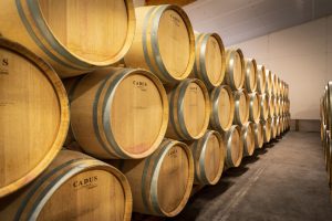 Château la Varière - Ensemble de barriques dans les chais